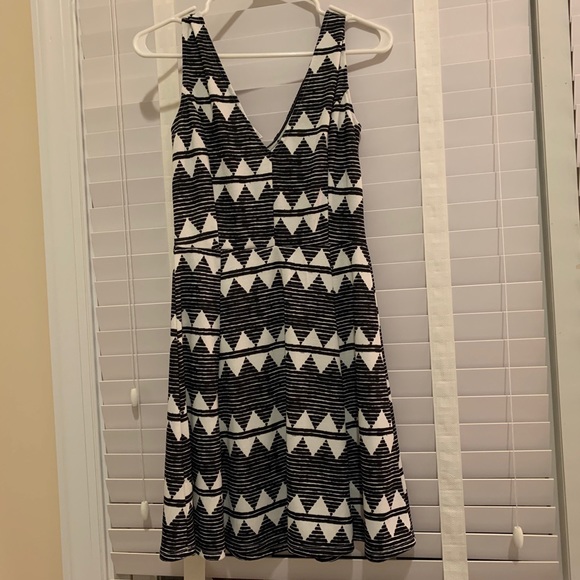 V-neck unique patterned dress - Picture 2 of 4